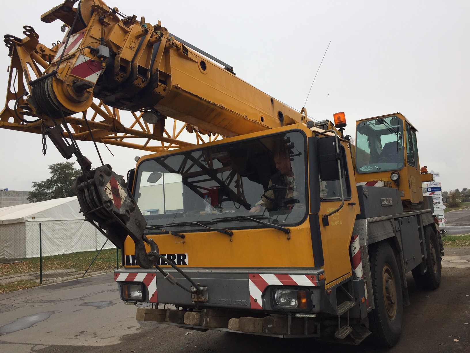 Autojeřáb Liebherr LTM 1025 se zataženým výložníkem